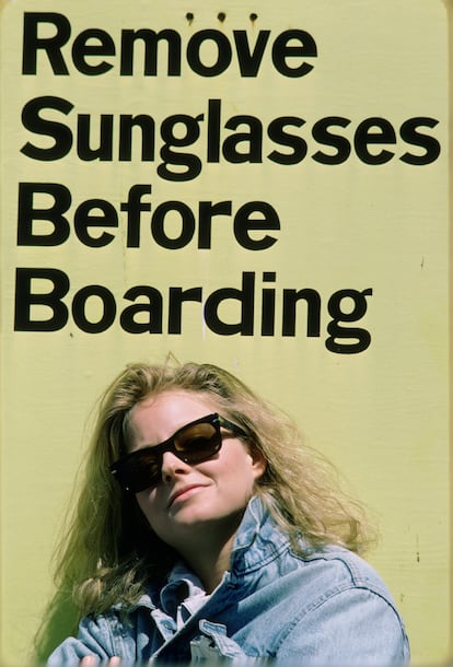 Jodie Foster, en Vancouver (Canadá), durante la promoción de 'Acusados'. Por esta película, Foster ganó su primer Oscar a mejor actriz. De fondo se lee: "Quítese las gafas antes de embarcar". 