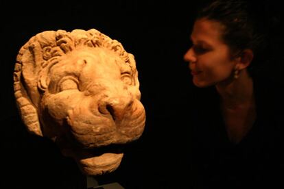 Cabeza de león romano-egipcia con atributos de Amón en la exposición <i>Aves y felinos. Artes comparadas</i>.