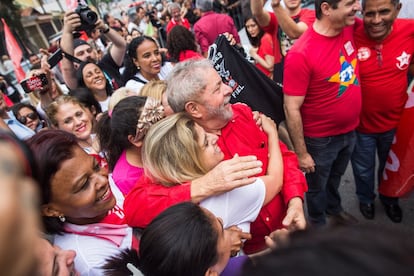 O ex-presidente, Luiz Inácio Lula da Silva, tira fotos com simpatizantes do PT depois de votar, em São Bernardo do Campo.