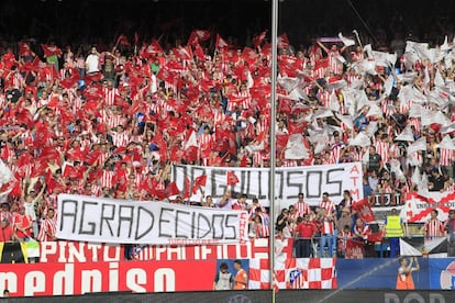 Aficionados del Atlético de Madrid en la grada antes del partido