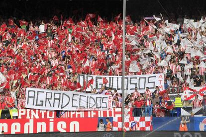 Aficionados del Atlético de Madrid en la grada antes del partido