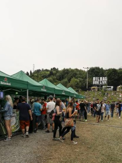 Las barras y sus camareros, vitales en cualquier cita festivalera.