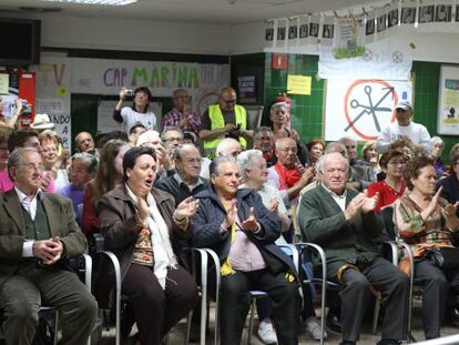 Asamblea de vecinos en L'Hospitalet tras seis meses de encierro en el CAP Marina.