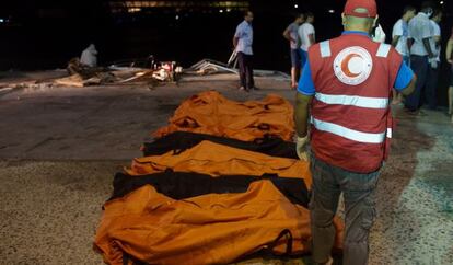 Un trabajador de la Media Luna Roja, junto a los cadáveres del naufragio que tuvo lugar en Zuwara.