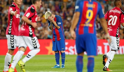 Lionel Messi reacciona con un gesto de desesperación tras perder el partido.