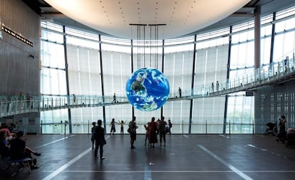 Vestíbulo del Museo Nacional de Ciencia e Innovación de Japón, en el distrito de Odaiba de Tokio.