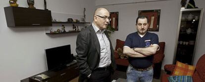 Javier Madrazo con el inquilino del piso de alquiler social que visitó ayer en el barrio vitoriano de Salburua.