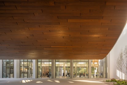 La estructura de la cubierta de madera ha sido diseñada por Kengo Kuma en colaboración con Buro Happold.