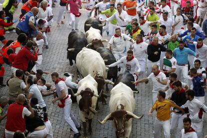 Eso ha posibilitado que algunos mozos experimentados hayan podido correr unos metros junto a ellos y que otros hayan estado a centímetros de las astas por tocar el lomo a los animales.