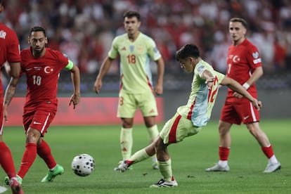 Pedri marca el primer gol de España en la goleada ante Turquía.