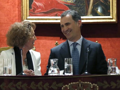 Felipe VI y la directora de la Real Academia de la Historia, Carmen Iglesias, durante un acto en junio de 2016.