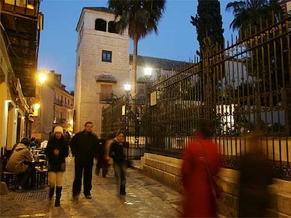 La calle de San Agustín y la torre  del Museo Picasso de Málaga, en el palacio de los condes de Buenavista, rehabilitado y ampliado por el arquitecto Richard Gluckman.