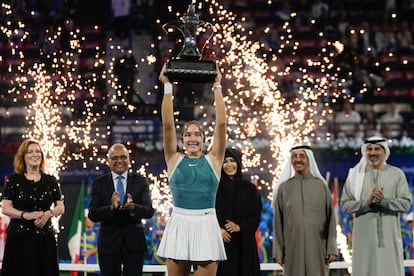 Mirra Andreeva levanta el trofeo del WTA 1000 de Dubai.