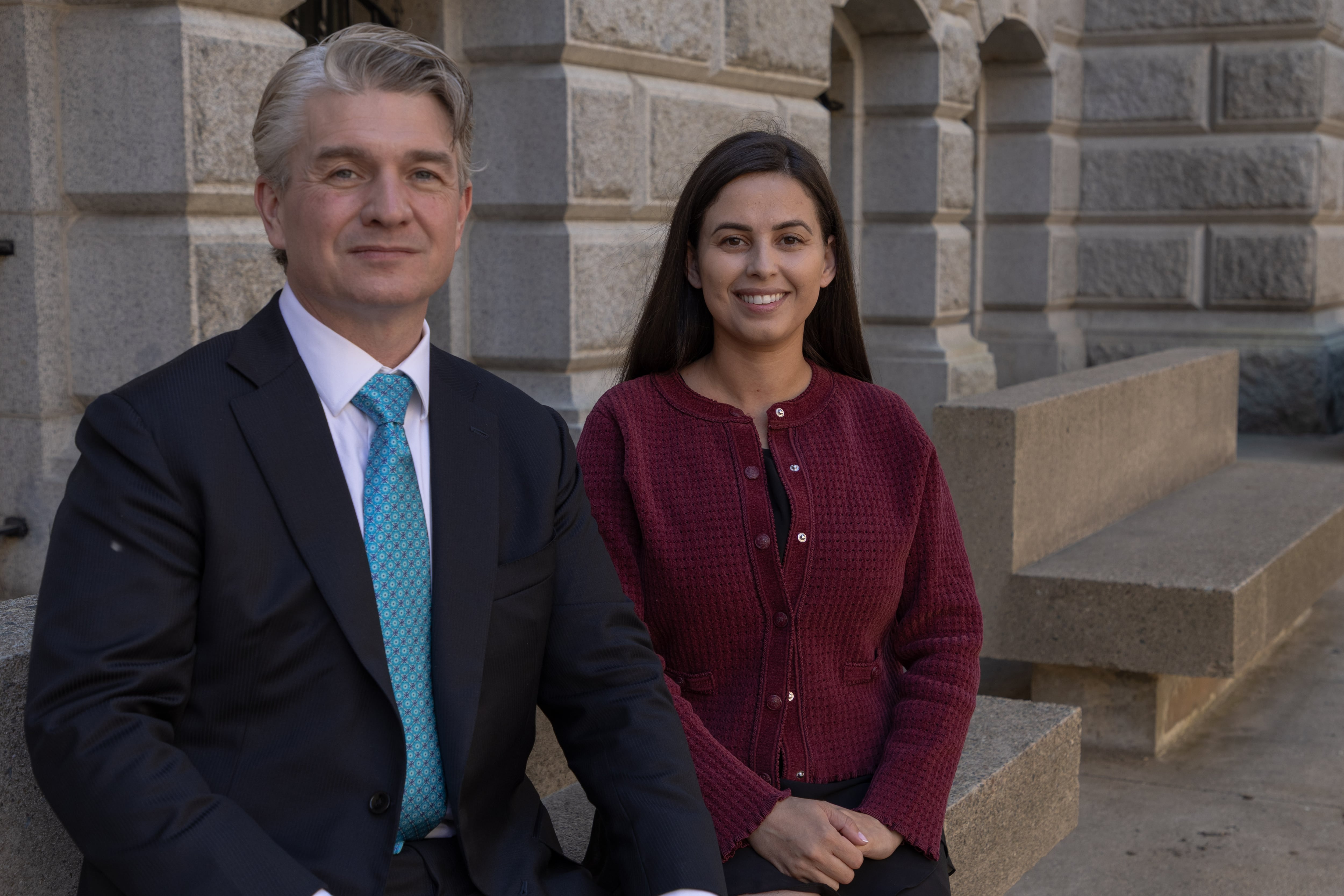 El abogado Todd Pomerleau y Bruna Ferreira durante una entrevista en Boston.