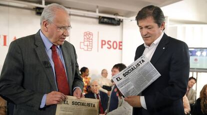 El presidente de la Comisi&oacute;n Gestora del PSOE, Javier Fern&aacute;ndez , y el presidente de la Fundaci&oacute;n Pablo Iglesias, Alfonso Guerra.