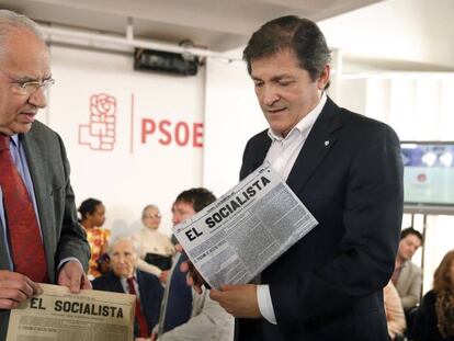 El presidente de la Comisi&oacute;n Gestora del PSOE, Javier Fern&aacute;ndez , y el presidente de la Fundaci&oacute;n Pablo Iglesias, Alfonso Guerra.