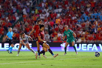 Lucia Garcia anota el primer gol de la selección española frente a Suiza. 