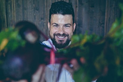 El restaurante Botànic, ubicado en el hotel de lujo Can Bordoy, de Palma de Mallorca, renueva su cocina y se propone ser un referente de un nuevo concepto conocido como 'plant forward', donde los vegetales acaparan todo el protagonismo y conviven con la carne y el pescado, a modo de guarnición. La inspiración le llega a Ludovico Dupré, al frente de la consultora hotelera Babylon Hospitality, y al cocinero Andrés Benítez, con experiencia en restaurantes como Nerua, Sergi Arola Gastro y Bou, de las grandes tendencias vistas en Londres y Dubái. 
