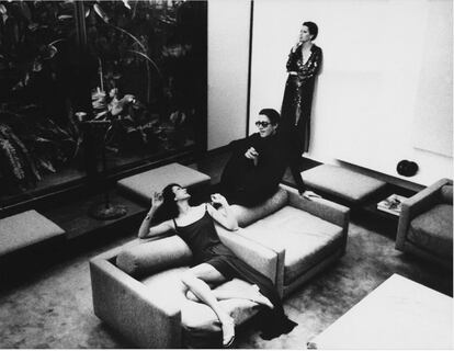 Halston, Elsa Peretti (de pie) y Betsy Betsy Theodoracopulos (sentada) en el salón de la 101, en 1975. Ellas van con ropa diseñada por él.