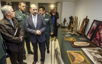 A la izquierda, Juan Álvarez Quevedo, el presidente del Cabildo Catedralicio, y el delegado del gobierno en Burgos, José María Arribas, a la derecha, con las piezas recuperadas.