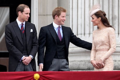Los duques de Cambridge charlan con el príncipe Guillermo en el balcón del palacio de Buckingham.