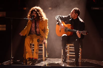 Israel Fernández (de amarillo) y Diego del Morao (guitarra), en su actuación en la 37ª edición de los Premios Goya, en Sevilla.