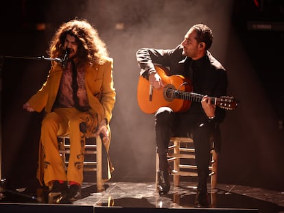 Israel Fernández (de amarillo) y Diego del Morao (guitarra), en su actuación en la 37ª edición de los Premios Goya, en Sevilla.