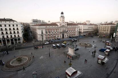 Aspecto que presentaba a primera hora de la mañana la Puerta del Sol donde la policía desalojó sobre las 5.00 horas a las 200 personas que permanecían en la madrileña plaza.