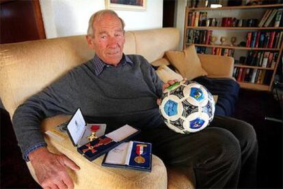 Bert Trautmann, en su residencia castellonense de Almenara, muestra sus medallas.