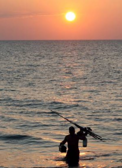 Un hombre pesca en la playa de Bangniang, al sur de Tailandia. EFE/Archivo