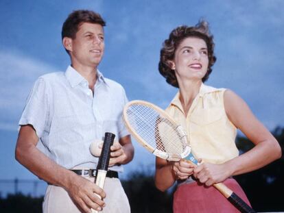 El senador John Kennedy y su prometida Jacqueline Bouvier, durante una partido de tenis.