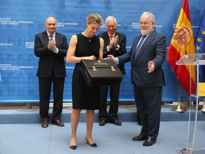 Isabel Garcia Tejerina recibe la cartera de ministra de Agricultura de manos de su predecesor en el cargo, Miguel Arias Cañete, el 29 de abril de 2014. Cañete se fue a Bruselas tras las europeas y posteriormente fue nombrado comisario europeo de Energía.