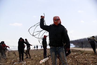 Un grupo de refugiados intentan cortar la cerca en la frontera turco-griega, el 2 de marzo. La Organización Internacional para las Migraciones (OIM) ha confirmado la muerte de más de 60 migrantes este año en la zona oriental del Mediterráneo. En los últimos días, Grecia se ha enfrentado a un nuevo repunte de las llegadas por la escalada de tensiones en el noroeste de Siria.