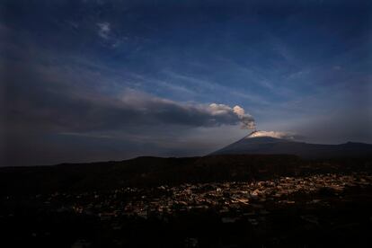 Erupción del volcán Popocatépetl vista desde Santiago Xalitzintla (Mexico).