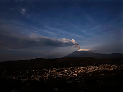 Erupción del volcán Popocatépetl vista desde Santiago Xalitzintla (Mexico).