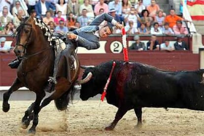 El rejoneador João Moura Caetano coloca una banderilla durante la corrida de rejones de ayer.