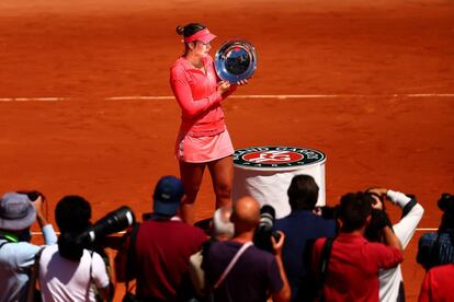 La joven tenista posa con el trofeo de campeona del torneo Roland Garros, en París (Francia) el 6 de junio de 2015.