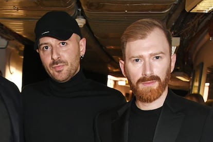 Una de las pocas fotografías públicas de los hermanos Gvasalia juntos: Demna (izda.) y Guram (dcha.) en los Fashion Awards de 2016 en Londres.