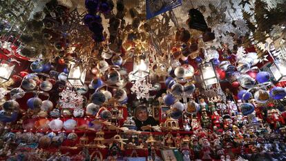 Un vendedor espera la llegada de clientes en el tradicional mercado navideño en Nuremberg, el sur de Alemania, 29 de noviembre 2013.