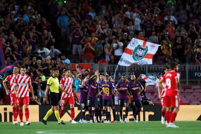 Los jugadores del FC Barcelona celebran el gol de Leo Messi ante el Girona, durante el partido de Liga en Primera División que se disputa en el Camp Nou, en Barcelona.