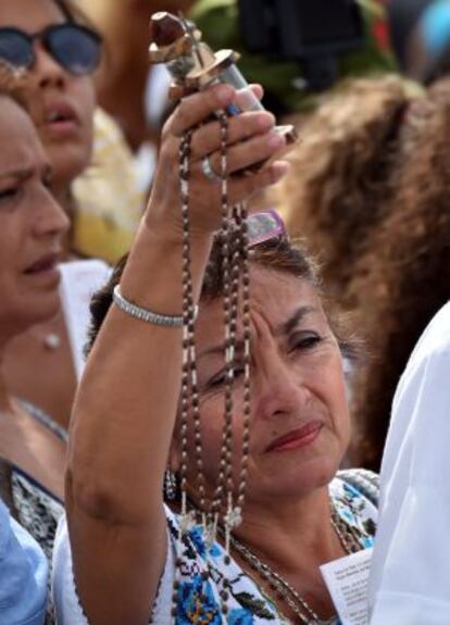 Los cubanos escuchan una misa del papa Francisco.