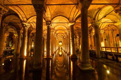 Bajo la superficie terrestre se esconden maravillas naturales e impresionantes creaciones del hombre que se pueden visitar en clave turística: desde cuevas repletas de estactitas hasta ciudades completas excavadas en la roca, o una gigantesca cisterna romana, en Estambul, con un fabuloso bosque de columnas de mármol en su interior.