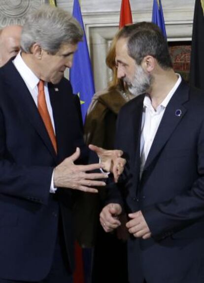 John Kerry, a la izquierda, junto al líder opositor sirio Moaz Al Khatib, en Roma.