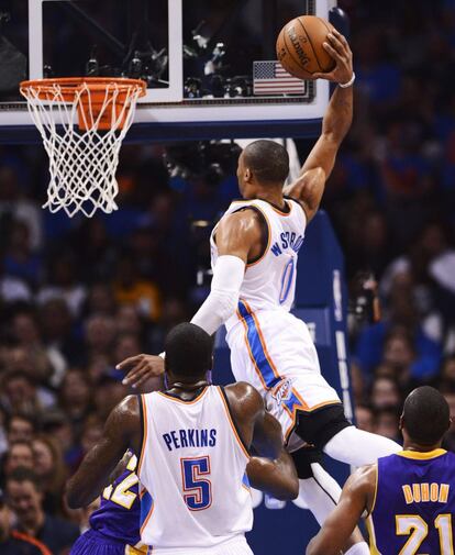 Russell Westbrook, a punto de machacar el aro.