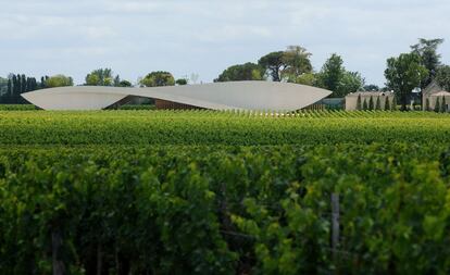 La bodega parece flotar sobre los viñedos con sus blancas líneas curvas. El arquitecto explica en su proyecto que las cubas de cemento que se utilizan en esta bodega han sido una fuente de inspiración.