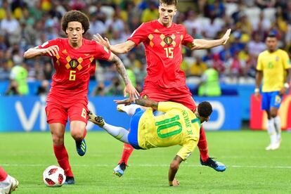 Neymar cae frente a Thomas Meunier en el partido de cuartos de final entre Bélgica y Brasil, el 6 de julio de 2018.