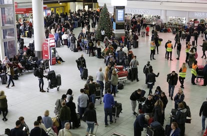 Largas colas en el aeropuerto de Gatwick en Londres (Inglaterra), tras las cancelaciones y retrasos que han afectado a de más de 200 vuelos, debido a un ataque deliberado de drones para interrumpir el tráfico aereo. El incidente a alterado los planes de unos 100.000 pasajeros. 