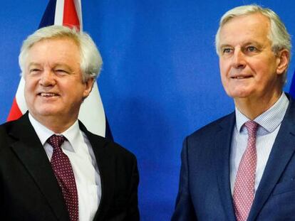 El jefe negociador de la Unión Europea (UE) para el "brexit", Michel Barnier (d), saluda al ministro para la salida del Reino Unido de la UE, David Davis (i).