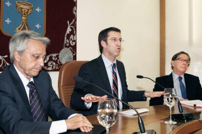 Núñez Feijóo, en el centro, junto a los presidentes de Caixanova, Julio Fernández Gayoso, izquierda, y el de Caixa Galicia, José Luis Méndez, en el Parlamento gallego el pasado noviembre.