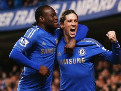 Torres celebra un gol con Moses ante el Aston Villa.